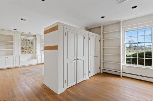 181 Long Lots Rd, Westport CT 06880-3826 exterior