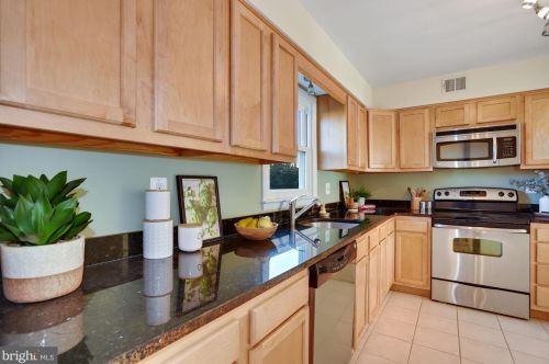 131 Catoctin Cir, Leesburg VA  20175-3808 exterior