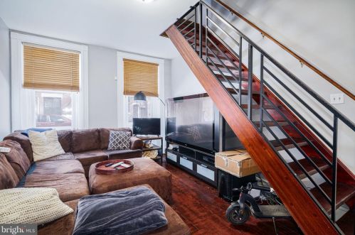 922 4 St, Philadelphia PA 19147-4104 exterior