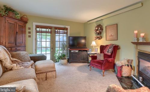 273 Main St, Hummelstown PA 17036-1721 exterior