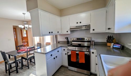 4914 104, Milwaukee WI 53228-3204 exterior