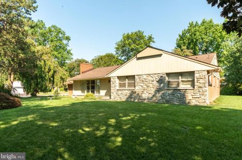 301 Murry Hill Dr, Lancaster, PA 17601-4113