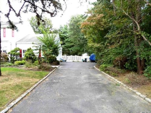 32 Pheasant Run Ln, Huntington Station NY 11746-8142 exterior