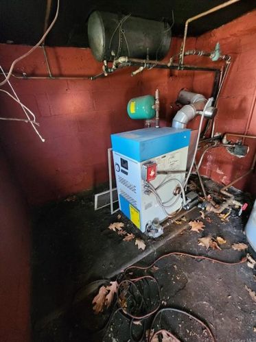 2709 Dewitt Pl, Bronx NY 10469-5558 exterior