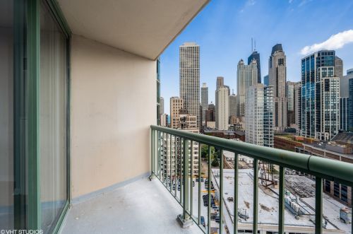 111 Maple St, Chicago IL 60610-5401 exterior