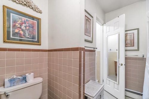 15 Hollywood Ave, Milford CT 06460-4214 exterior