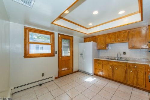 29 Westminster Ter, Town Center NJ 07052-2735 exterior