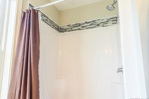 6 Cranberry Dr, Uncasville CT 06382-2006 exterior