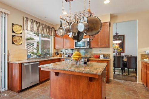 2412 Larkhaven Ln, Oxnard CA 93036-6248 exterior