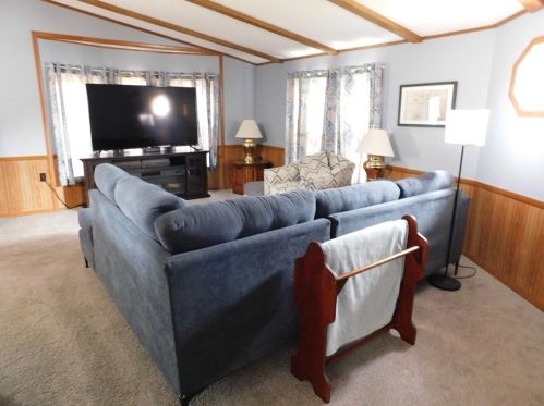 13 John Dr, West Springfield MA 01089-1277 exterior