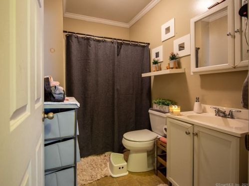 28 Hollister St, Manchester CT 06042-3532 exterior