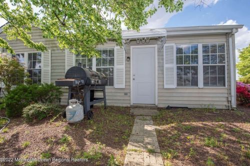 1 Gladstone Ave, Lakehurst NJ 08759-6626 exterior