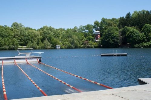 18 Long Pond Rd, Armonk NY 10504-2625 exterior