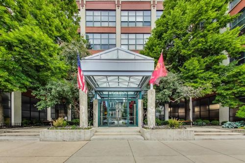 1800 Roscoe St, Chicago, IL 60657-1049