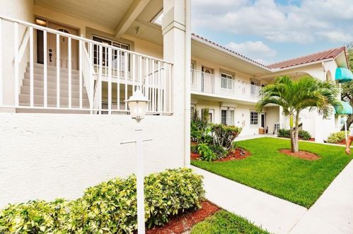 320 Gabriel Cir, Naples, FL 34104-8496