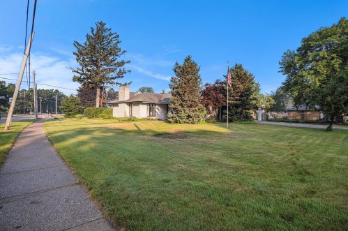 652 Ruddiman Dr, Meskegon MI 49445-2867 exterior