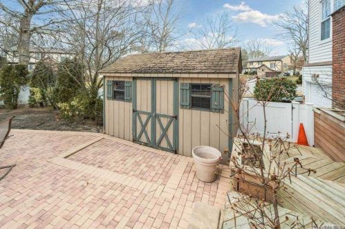 17 Cornell Dr, Commack NY 11725-2523 exterior