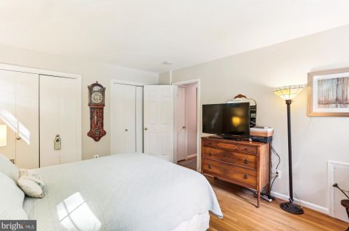 18052 Ml Crk Dr, Rockville MD 20855-1000 exterior