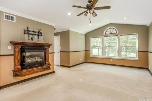 206 Windwatch Dr, Hauppauge NY 11788-3349 exterior