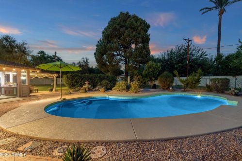 8051 14 Ave, Phoenix AZ 85023-2585 exterior