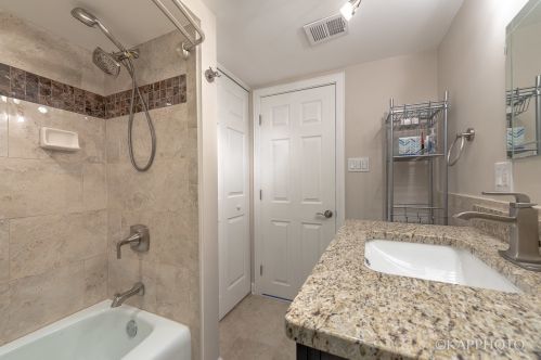 544 33rd St, Chicago IL 60608-6360 exterior