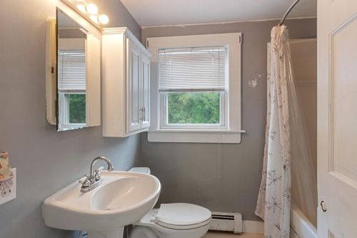 4 Forrest St, Plaistow NH 03865-2610 exterior