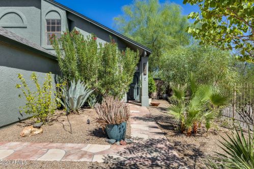 1944 Behrend Dr, Phoenix AZ 85027-3834 exterior