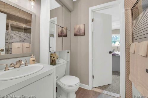 737 Kirts Blvd, Troy MI 48084-4863 exterior