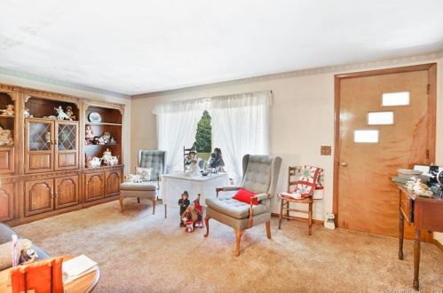 2 Tanglewood Ave, Enfield CT 06082-2622 exterior