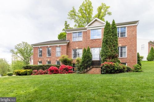 4215 Elmwood Dr, Alexandria, VA 22310-1313