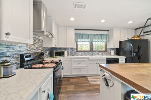 9780 Rebecca Crk Rd, Spring Branch TX 78070-4847 exterior