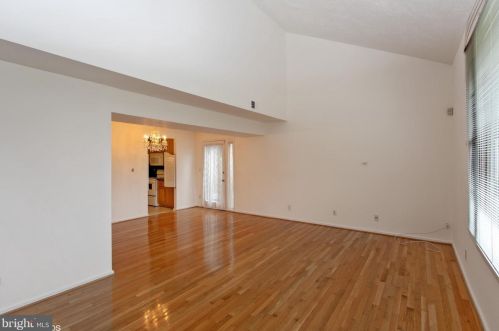 6803 Vantage Dr, Alexandria VA  22306-1240 exterior