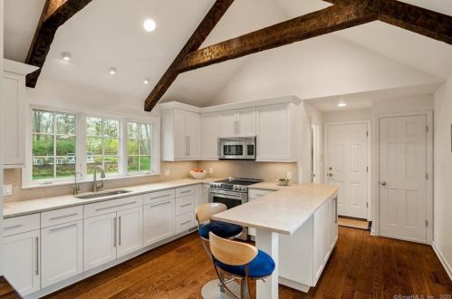 3 Huckleberry Hl Rd, Wilton CT 06897-2802 exterior