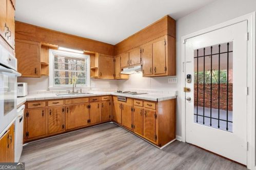 5820 Greenbrier Rd, Atlanta GA 30328-5215 exterior