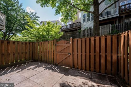 6408 Hawk Vw Ln, Alexandria VA 22312-3985 exterior