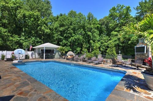 60 Milford Chase, Milford CT 06461-9124 exterior