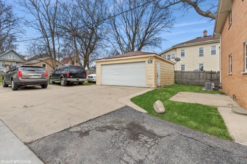 714 Ave, Waukegan IL 60085-3950 exterior