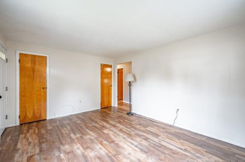 17 Arthur Ave, Enfield CT 06082-2502 exterior