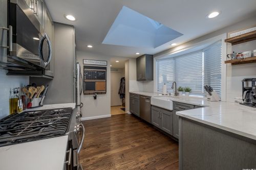 51 Fordham St, Valley Stream, NY 11581-3237