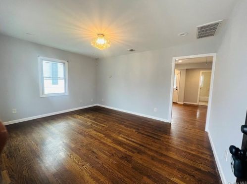 39 9th Ave, Huntington Station NY  11746-2219 exterior