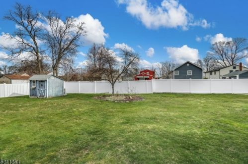 47 Dawn Dr, Clark NJ 07066-1401 exterior