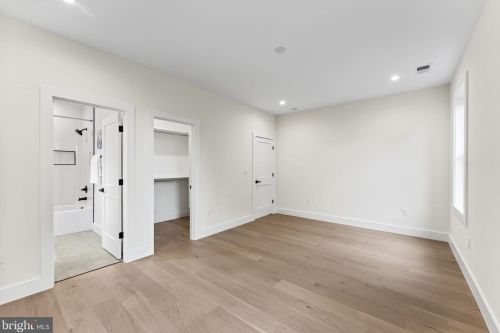 1327 Mayflower Dr, Mc Lean VA 22101-3405 exterior