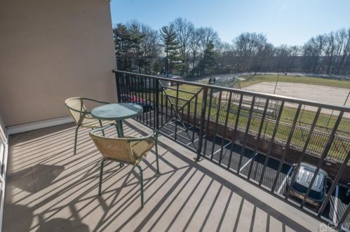 306 Regency Pl, Woodbridge NJ 07095-1036 exterior