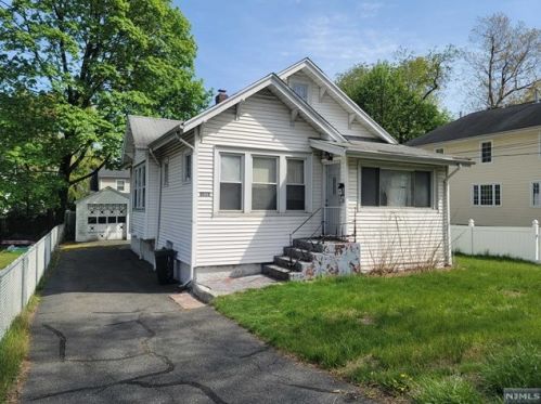 1085 Summit Ave, Teaneck, NJ 07666-5734