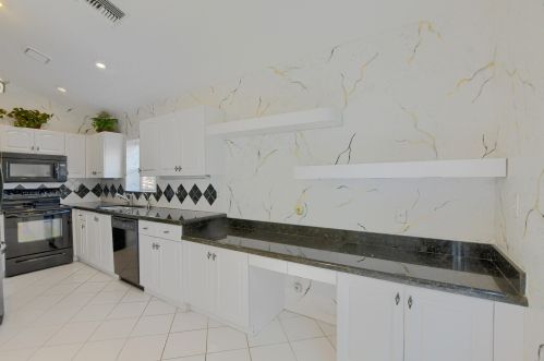 6130 Greenspointe Dr, Boynton Beach FL 33437-4914 exterior