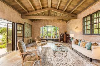 3311 Kahawalu Dr, Honolulu, HI 96817-1025