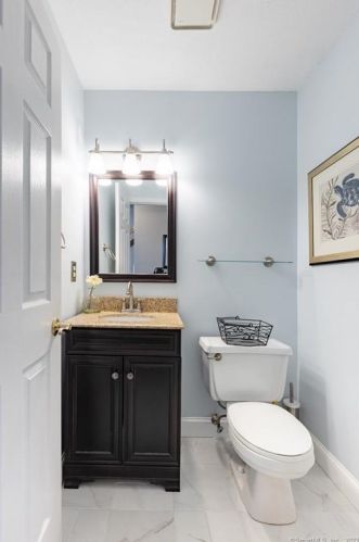 35 Red Oak Hl, Torrington CT 06790-8080 exterior