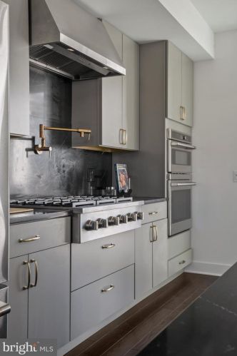 654 13 St, Philadelphia PA 19123-2427 exterior