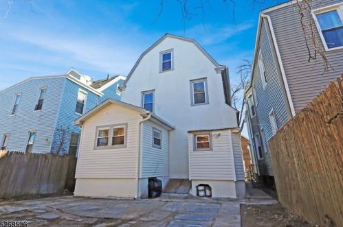 1045 Hunterdon St, Newark NJ  07112-2412 exterior