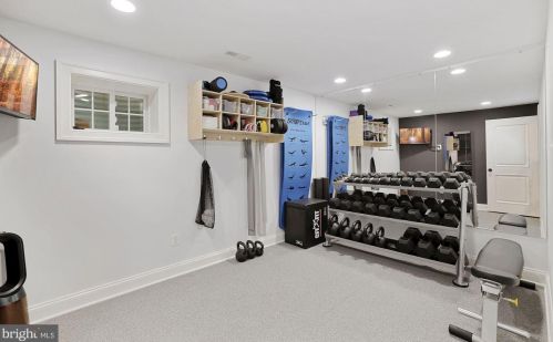 1008 Kimberwicke Rd, Mc Lean VA 22102-1328 exterior